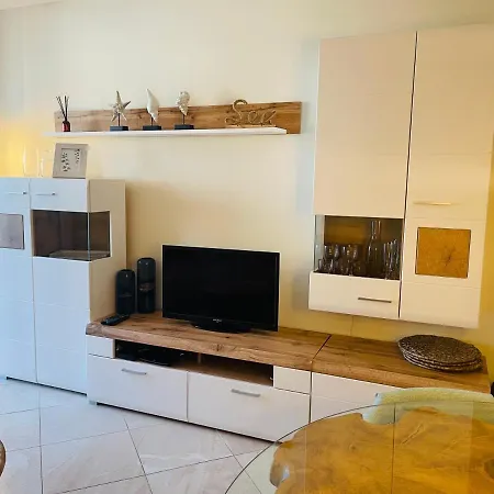 Flores Garden Sea View With Balcony شقة تشيرنوموريتس